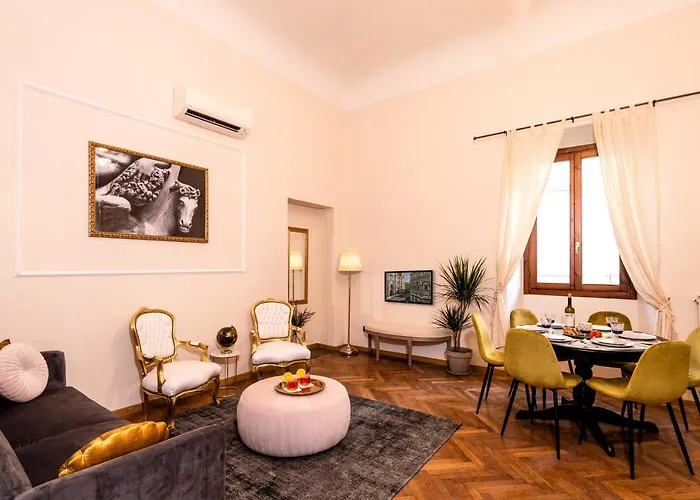 Elegant And Historic 3-bedroom In Center -by Likehomeflorence Апартаменты Флоренция