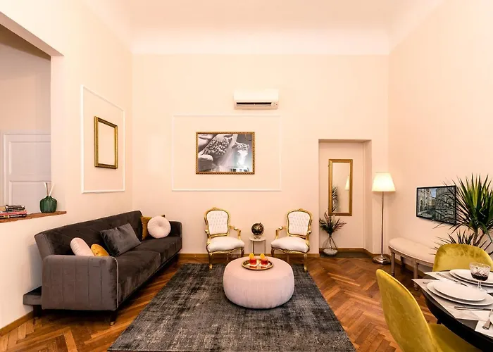 Апартаменты Elegant And Historic 3-bedroom In Center -by Likehomeflorence Флоренция