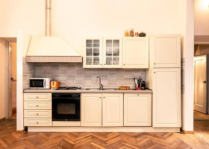 Апартаменты Elegant And Historic 3-bedroom In Center -by Likehomeflorence Флоренция