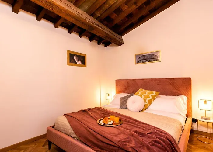 Апартаменты Elegant And Historic 3-bedroom In Center -by Likehomeflorence *