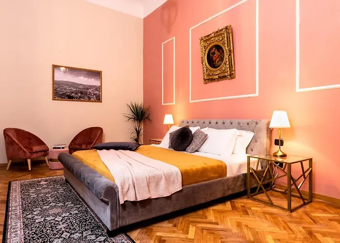 Elegant And Historic 3-bedroom In Center -by Likehomeflorence Апартаменты