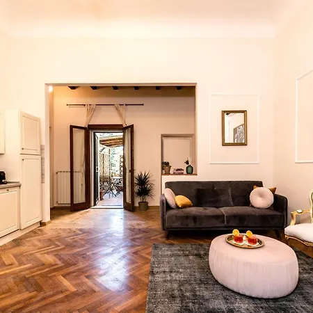 Elegant And Historic 3-bedroom In Center -by Likehomeflorence *