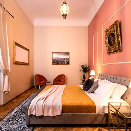Elegant And Historic 3-bedroom In Center -by Likehomeflorence *